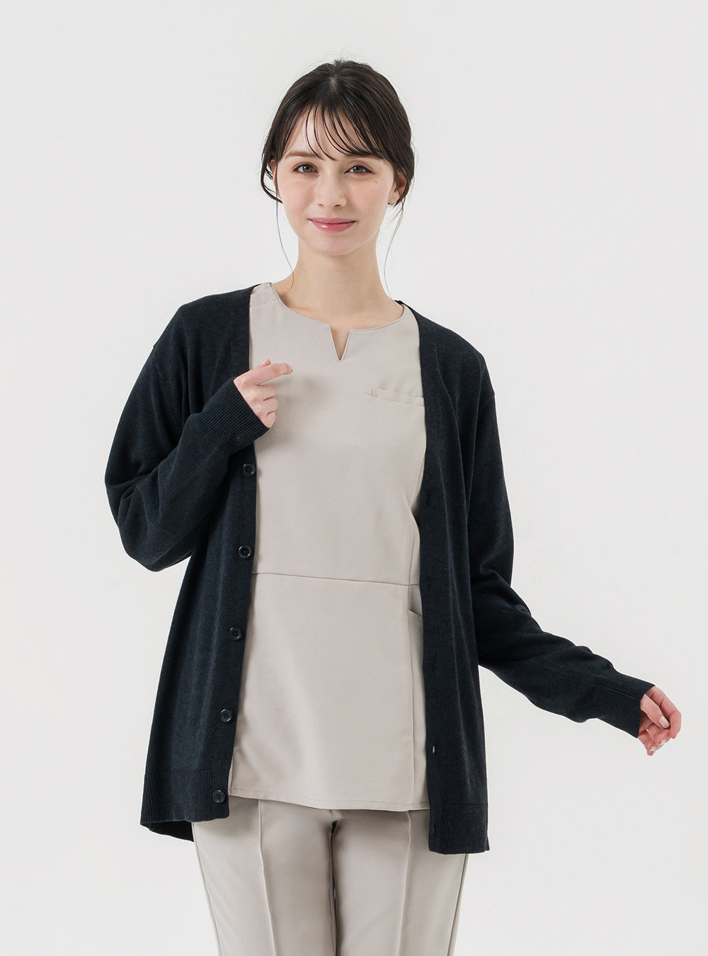 週末限定値下げ　新品　AORE  アオレ　スクラブ　トップス　ネイビー　SS 医療スクラブ｜かわいいクリニックユニフォームのAORE公式通販